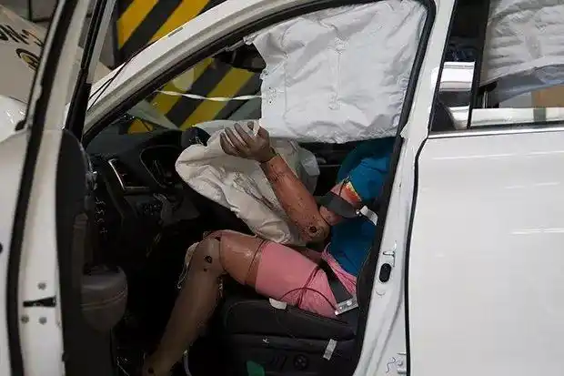 十几万的国产车竟然比宝马还安全!