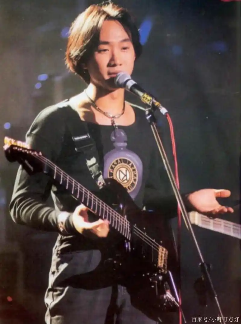 黄家驹生前拍照姿势:图2已经见不到了,最后一张看的我泪流满面