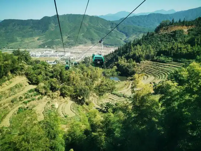 我们坐索道登上篁岭.这次我们主要观赏篁岭村的"晒秋人家"