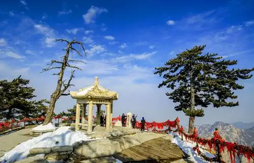 玉女峰也称为中峰,海拔2037.8米.