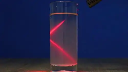 用激光笔照射玻璃杯时,玻璃杯中出现明显的光路.