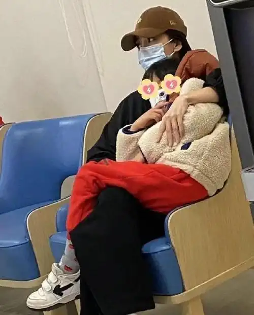 求助黄晓明失败后,她开始在儿子小海绵面前说好话,希望能和黄晓明复婚