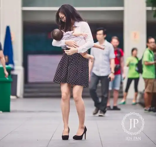 新加坡职场辣妈街头哺乳|母乳喂养|哺乳-天下图库_华商网新闻