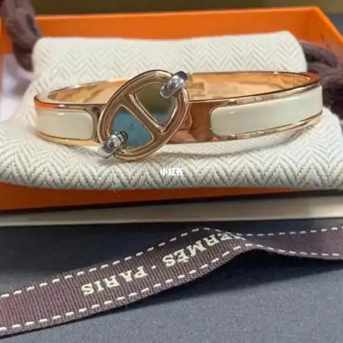 hermes 新款clic猪鼻子手镯 奶油白