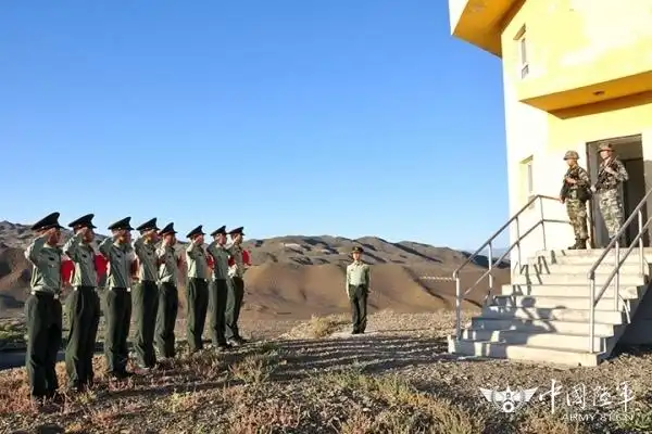 塔城军分区某边防团举行向哨楼告别仪式