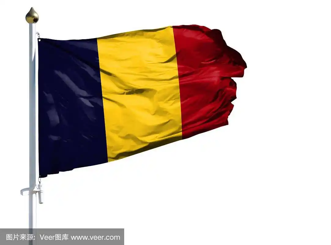 一根旗杆上悬挂着乍得国旗,背景为白色