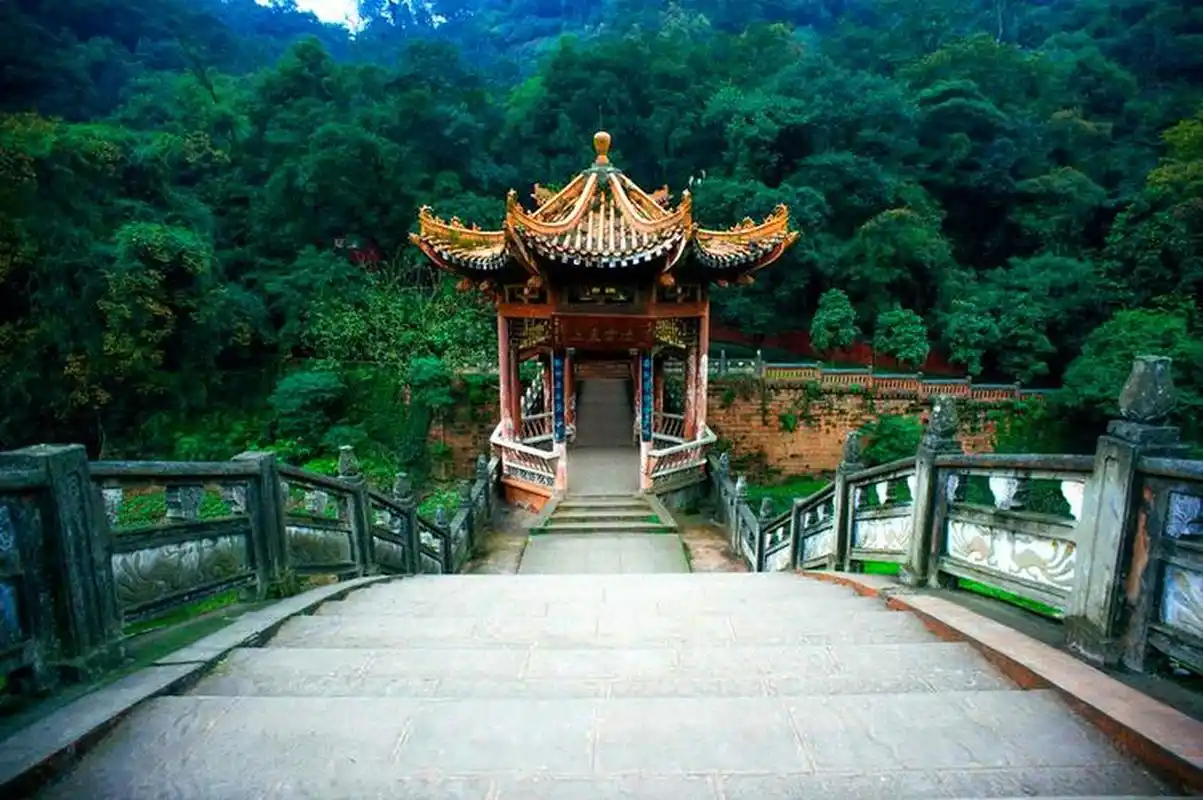 凌云山风景区,位于四川省南充市高坪区老君镇,是一个集山水秀美,气候