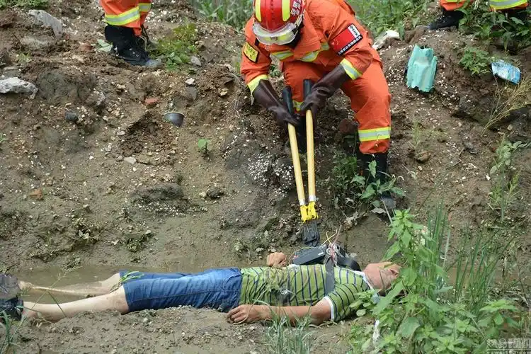 男子用电瓶捕鱼触电身亡