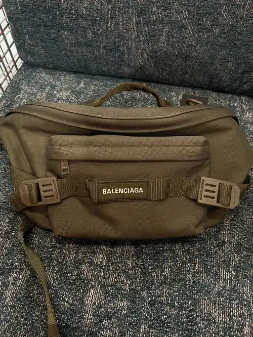 成都买手店折扣,巴黎世家腰包折扣男女都可背可拍细节图.