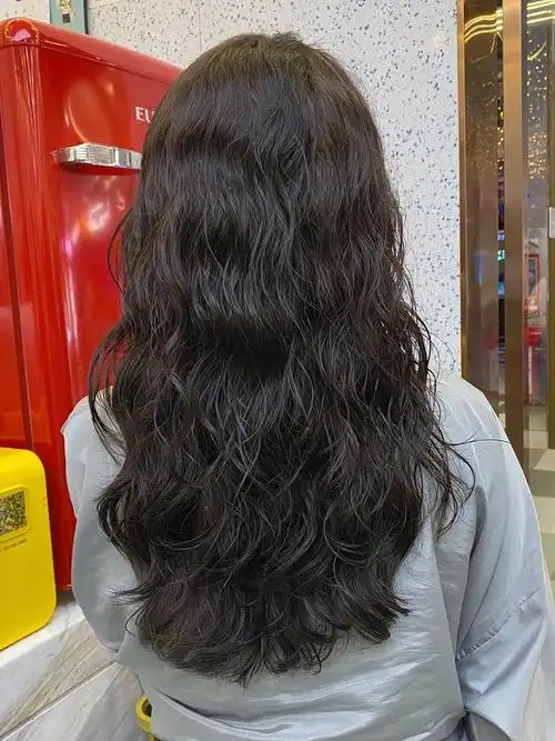 秋冬中长发女生烫发发型参考