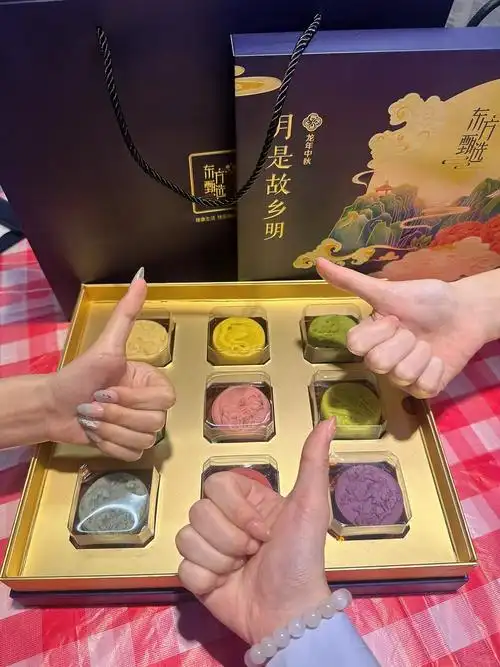 最近中秋节快到了,我提着2箱白酒和2盒定制月饼去外婆家吃饭,谁料