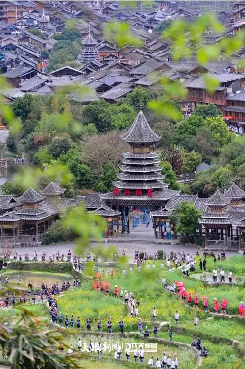 人们在贵州省黔东南苗族侗族自治州黎平县肇兴侗寨的田园中演唱侗族大