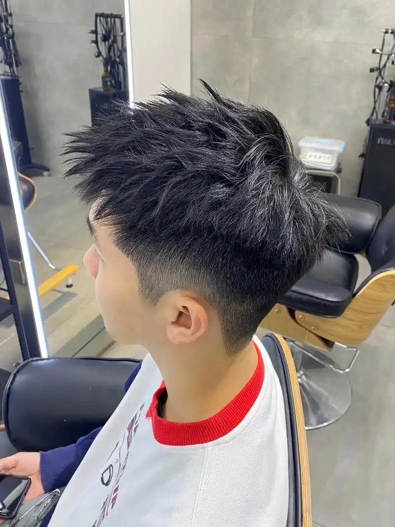 凌乱前刺短发造型.打理小技巧:洗完头向上吹干吹顺,吹 完之后 - 抖音