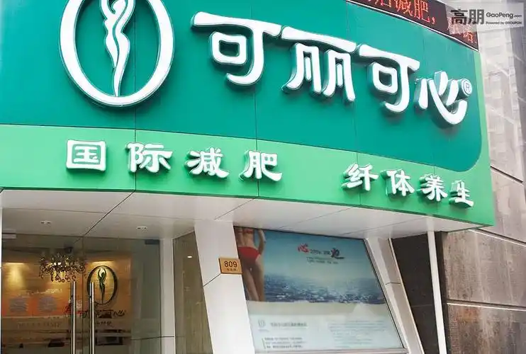 路边的灯红酒绿离自己越来越远,突然,前方一抹沁人心扉的绿色映入眼帘