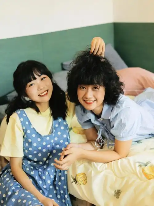 闺蜜写真风一吹头发丝都在微笑