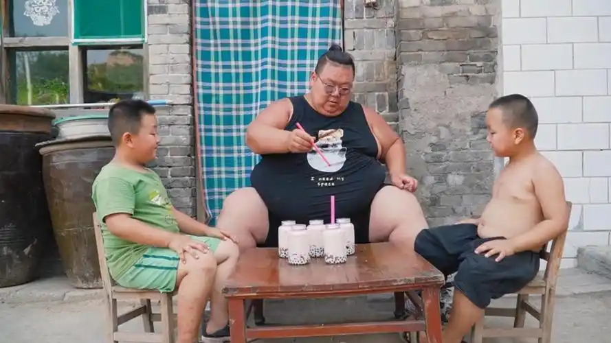 400斤小胖做农村版珍珠奶茶2个儿子喜欢极了喝到停不下来