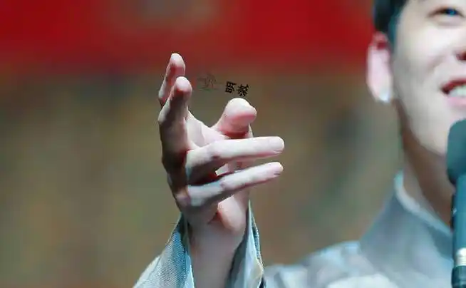 其实在古代,翘兰花指是男人的专利,也称"君子指".