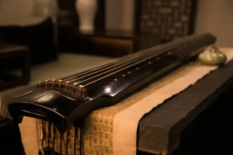 现在,这名扬四海的四大名琴已成为历史的陈迹,但它