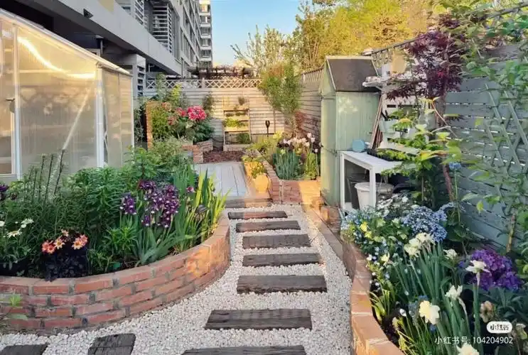 1,菜园作为看见空地就想种点什么的中国人,将院子规划为小菜园是个好