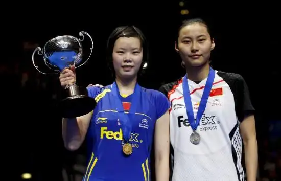 图文全英赛李雪芮女单夺冠李雪芮王仪涵在领奖台