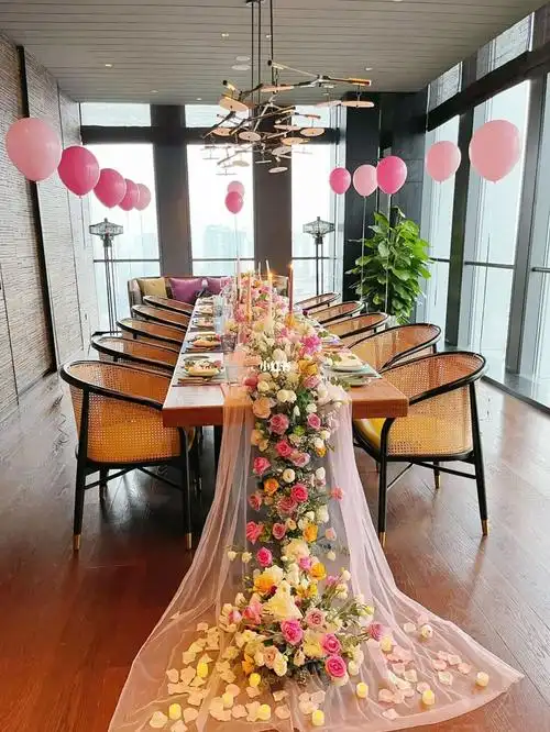 重庆生日布置希尔顿生日宴会餐桌花