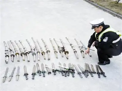 图文一天内两查卧铺车收缴砍刀刺刀成堆