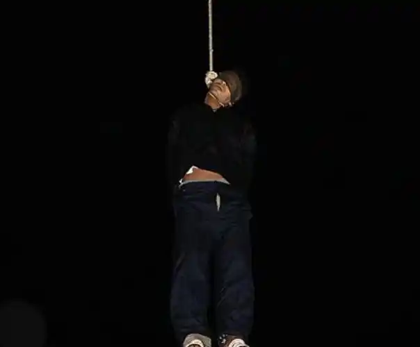 纪实照片记录了一位少年犯被处绞刑的全过程