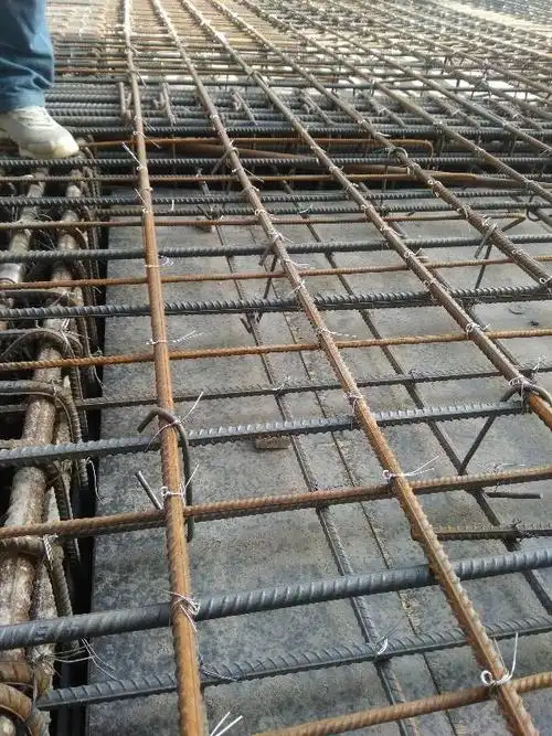 若果南北方向负弯矩筋做法正确,东西负弯矩筋是不是要放到南北分布筋