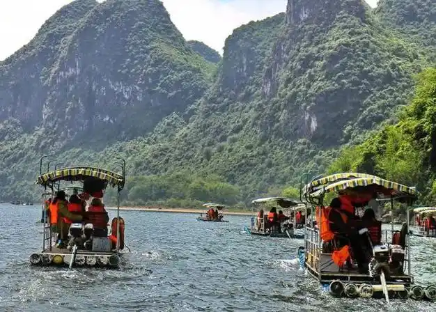 绿色旅游!漓江的700艘传统竹筏装上了现代电推