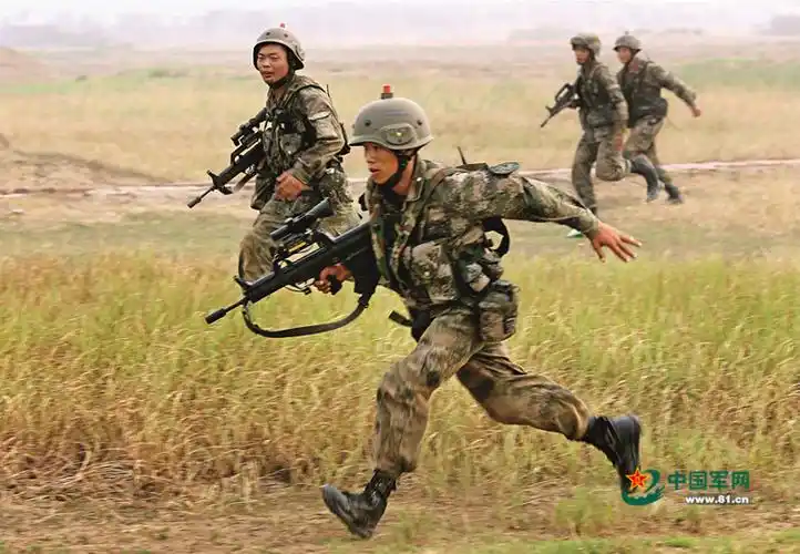 高清实拍解放军演习向敌前沿冲击主战坦克战场机动4