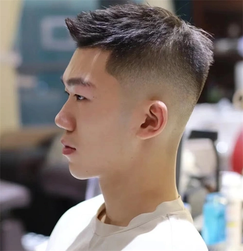 碎盖刘海栗子头,年轻男生适合的发型,简约自然好打理.