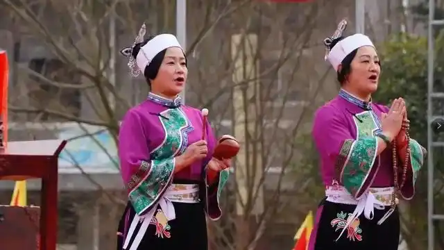 们用那高亢的歌声,极具感情表达方式,内容时而感性时而幽默搞笑,山歌