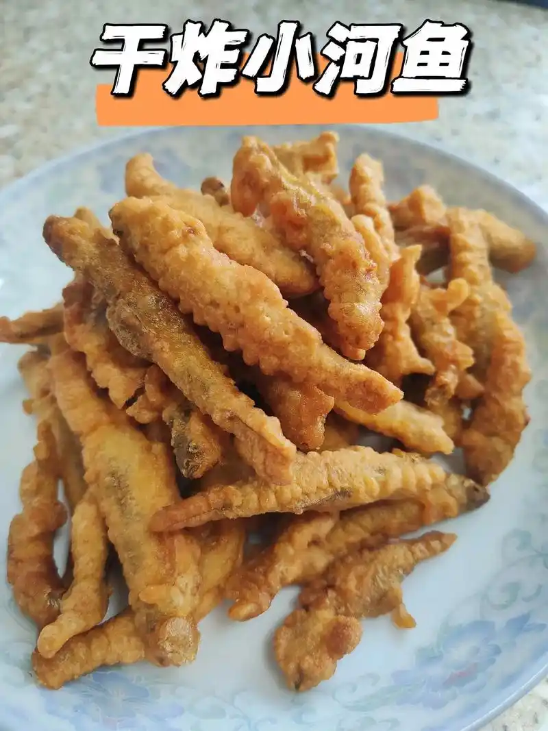 干炸小鱼香到流口水!河里捞的小麦穗鱼,在油锅这么一炸,撒上 - 抖音