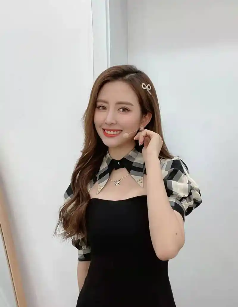 nba主播小楠最新礼服照,身材窈窕,上围傲挺,肌肤似雪表情勾魂