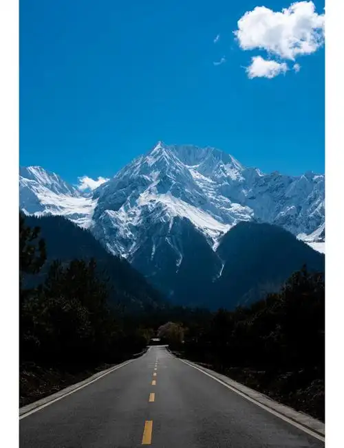 说到川藏线,大家第一反应肯定是318国道,毕竟那沿途的风景真是美得让