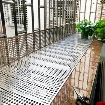 阳台防护网不锈钢网防盗窗垫板304不锈钢阳台防护网冲孔板窗台防掉漏