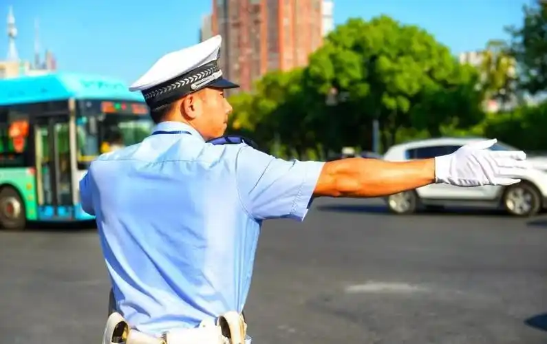 "烤验"!本报记者体验交警高温执勤