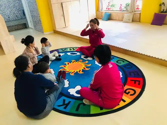 捏拢放开,捏拢放开,小手放肩上