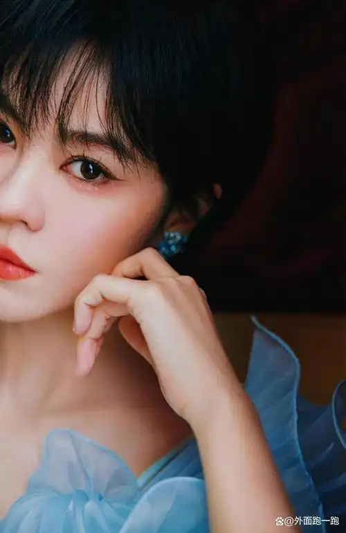 郁可唯蓝色亮片鱼尾裙令人惊艳不已