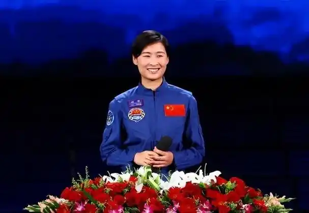她是中国第一位女性宇航员,也是中国第一位登上太空的女性——刘洋.
