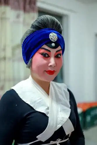 【套图】【戏剧】会宁县秦剧团戏剧演员幕后化妆百态图-蜂鸟网