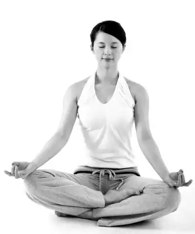 盘腿打坐健身心