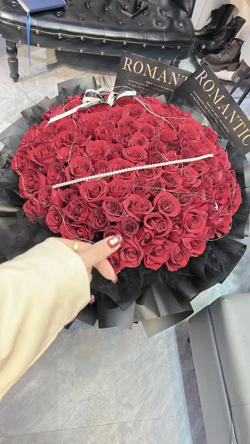 99朵玫瑰花 ,我问我的大boss为什么定这么大一束花呀, - 抖音