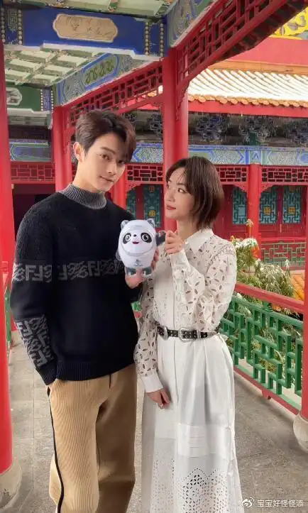 吴谨言晒和许凯冰墩墩合照许凯实现冰墩墩自由指日可待