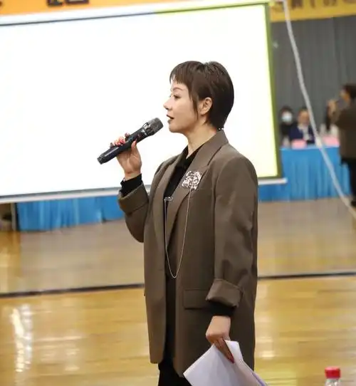 随后,港龙舞蹈教学总监黄蕊老师携手港龙全职教师团队上台展示教材的