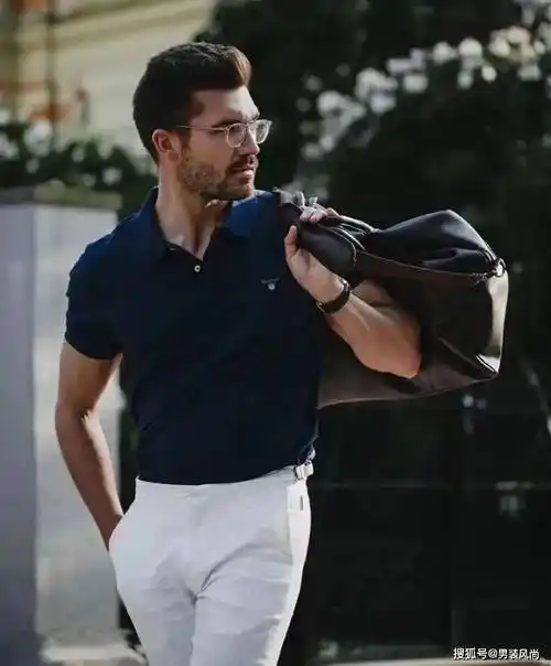 夏季男士黑色短袖polo衫搭配什么颜色的裤子才能既时尚又有品味?