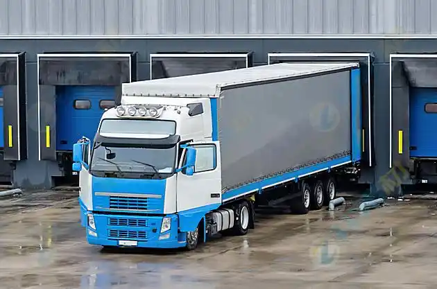 仓库门口白色大卡车高清图片下载