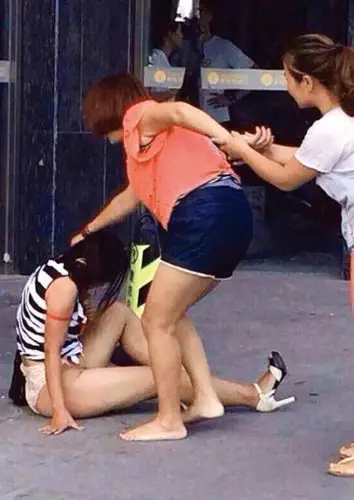 小三上门"谈判"原配当街掌掴 小三衣服几被撕光