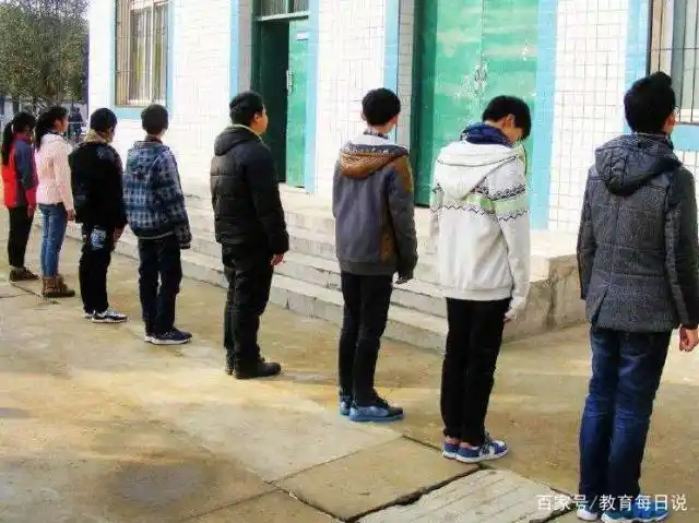 学生迟到屡次不改,被老师责令门口罚站!老师被处罚!
