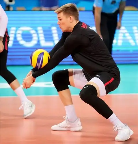 北京时间9月22日,2018年男排世锦赛进行到16强复赛第1轮,e组意大利,f